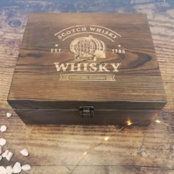 Whisky Geschenk-Set Mit 2 Gläsern, Eiswürfeln Aus Edelstahl, Zange, Samtbeutel In Einer Schönen Holzbox 22 Whisky Geschenk-Set Mit 2 Gläsern, Eiswürfeln Aus Edelstahl, Zange, Samtbeutel In Einer Schönen Holzbox -Deutschland Herd Geheimnis Verkaufs-Shop 15225e0acc60b7695d96410036b36fbc