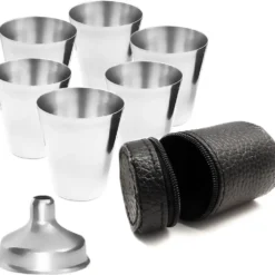Outdoor Saxx® - 8-Teiliges Edelstahl-Becher Set, 6 Unzerbrechliche Schnaps-Becher, Schnaps-Gläser Aus Metall, Metall-Becher Mit Einfüll-Trichter Und Leder-Tasche, Ideales Flachmann-Zubehör -Deutschland Herd Geheimnis Verkaufs-Shop 2e9508b6198bd8338a3f9dda89430a3d