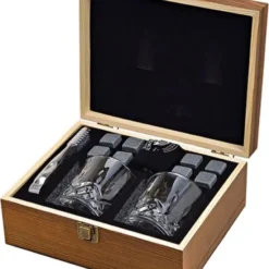 Whisky Geschenkset Nicht Nur Für Whisky Liebhaber:innen, 8 Granit Whisky Steine, 2 Whiskygläser, Eiswürfelzange Und Samtbeutel In Toller Holz Geschenkbox. Neidfaktor Inclusive -Deutschland Herd Geheimnis Verkaufs-Shop 57cd6ed7ee9245744494c0dca5bc8679