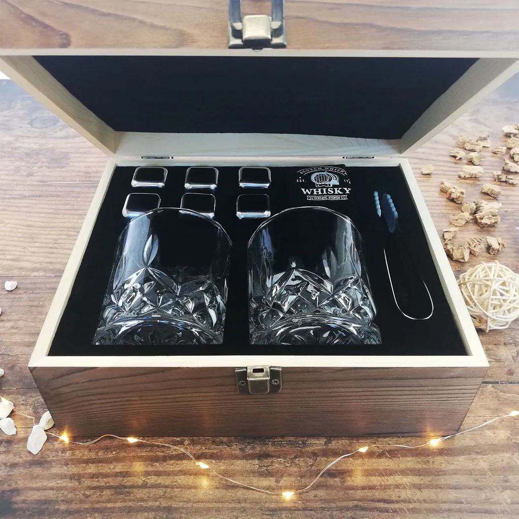 Whisky Geschenk-Set Mit 2 Gläsern, Eiswürfeln Aus Edelstahl, Zange, Samtbeutel In Einer Schönen Holzbox 4 Whisky Geschenk-Set Mit 2 Gläsern, Eiswürfeln Aus Edelstahl, Zange, Samtbeutel In Einer Schönen Holzbox - Image 2