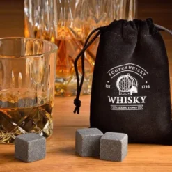 Whisky Geschenkset Nicht Nur Für Whisky Liebhaber:innen, 8 Granit Whisky Steine, 2 Whiskygläser, Eiswürfelzange Und Samtbeutel In Toller Holz Geschenkbox. Neidfaktor Inclusive -Deutschland Herd Geheimnis Verkaufs-Shop 6df386650d3cd3bd800f12f8c0609fa4