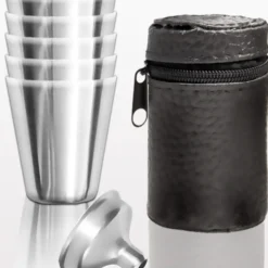 Outdoor Saxx® - 8-Teiliges Edelstahl-Becher Set, 6 Unzerbrechliche Schnaps-Becher, Schnaps-Gläser Aus Metall, Metall-Becher Mit Einfüll-Trichter Und Leder-Tasche, Ideales Flachmann-Zubehör -Deutschland Herd Geheimnis Verkaufs-Shop b09e3b135630d32d53375ca020e01718